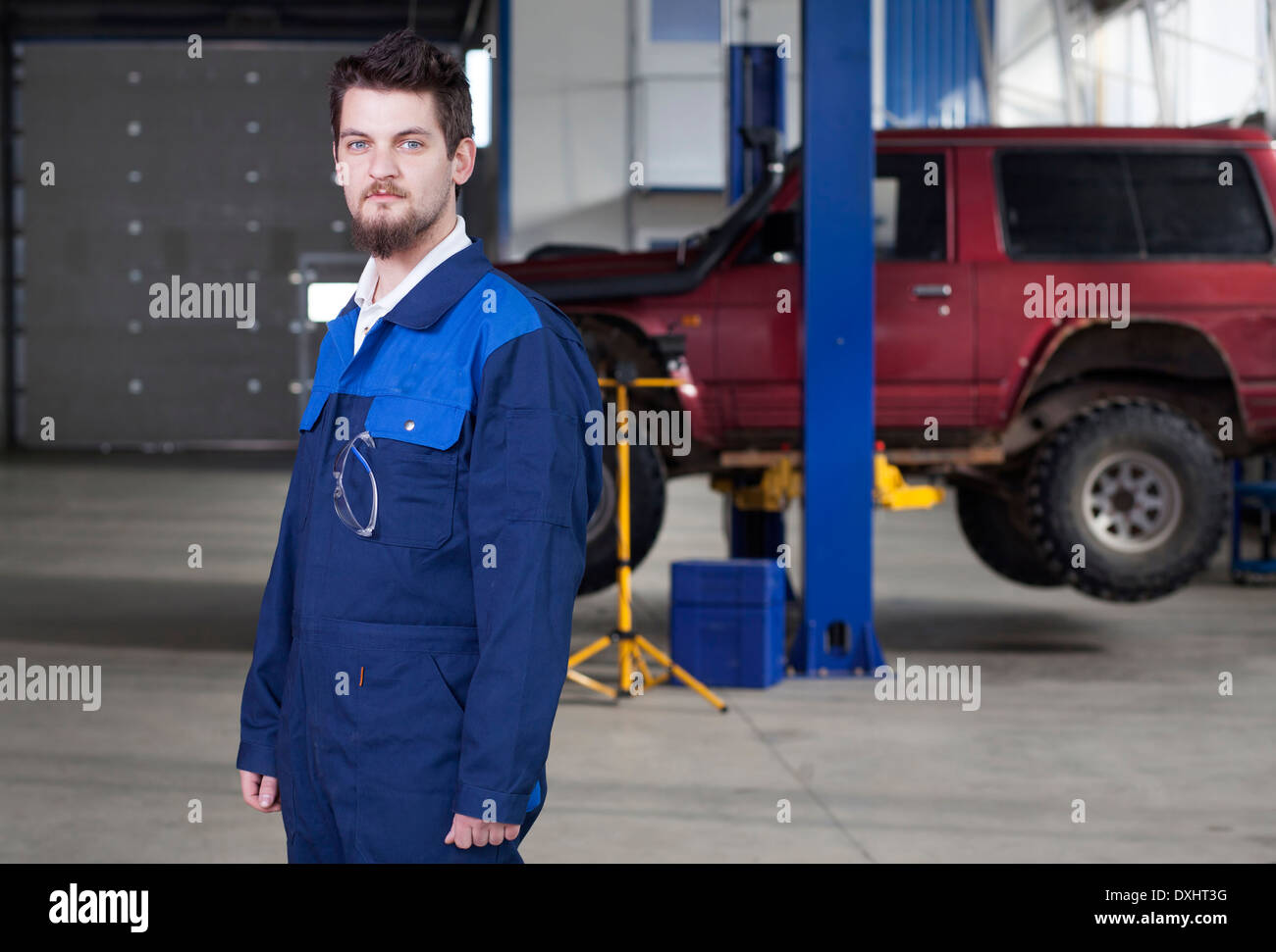 Workcomp Mechanic Car mechanic at work Stock Photo - Alamy