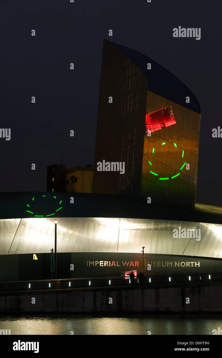 'Thank You', a temporary laser display by Craig Morrison which beamed out the words 'Thank You' in morse code in honour of Alan Turing and the men and women who served in the two world wars.  The beams are projected from the Lowry Centre on to the Imperial War Museum North.  Salford Quays, Manchester, England, UK Stock Photo