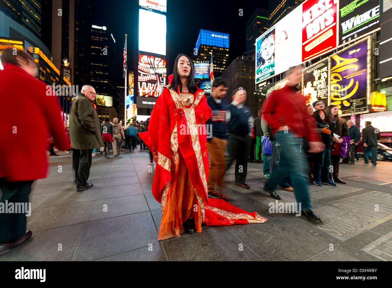 Woman in Japanese Traditional kimono performs  silent and still for a long time at Times Square, Manhattan, New York, USA Stock Photo