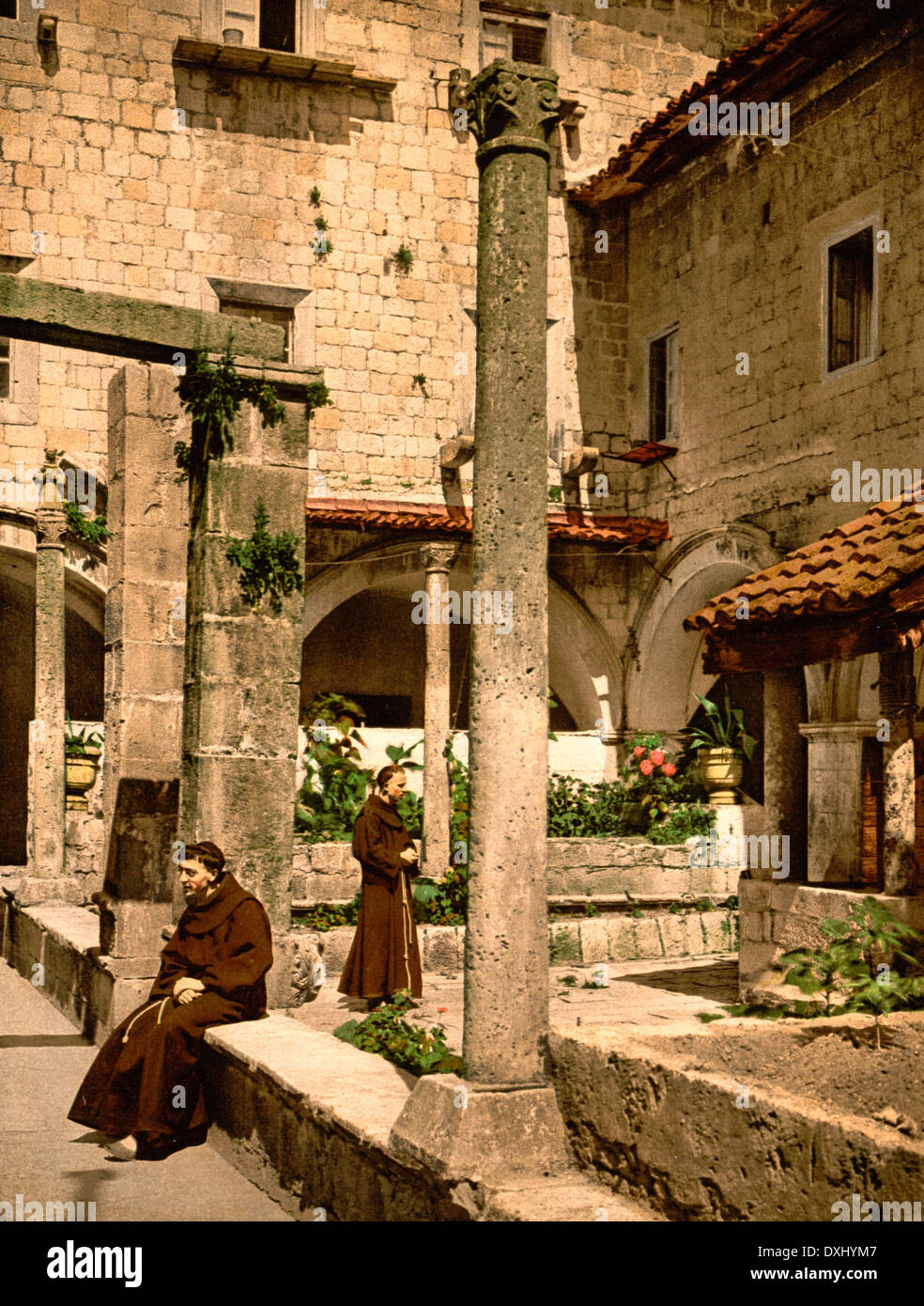 Cortile della farmacia de Franciscani, Ragusa, Sicily, Italy - Courtyard of the Farmacia de Franciscani, Ragusa, Sicily, Italy, circa 1900 Stock Photo