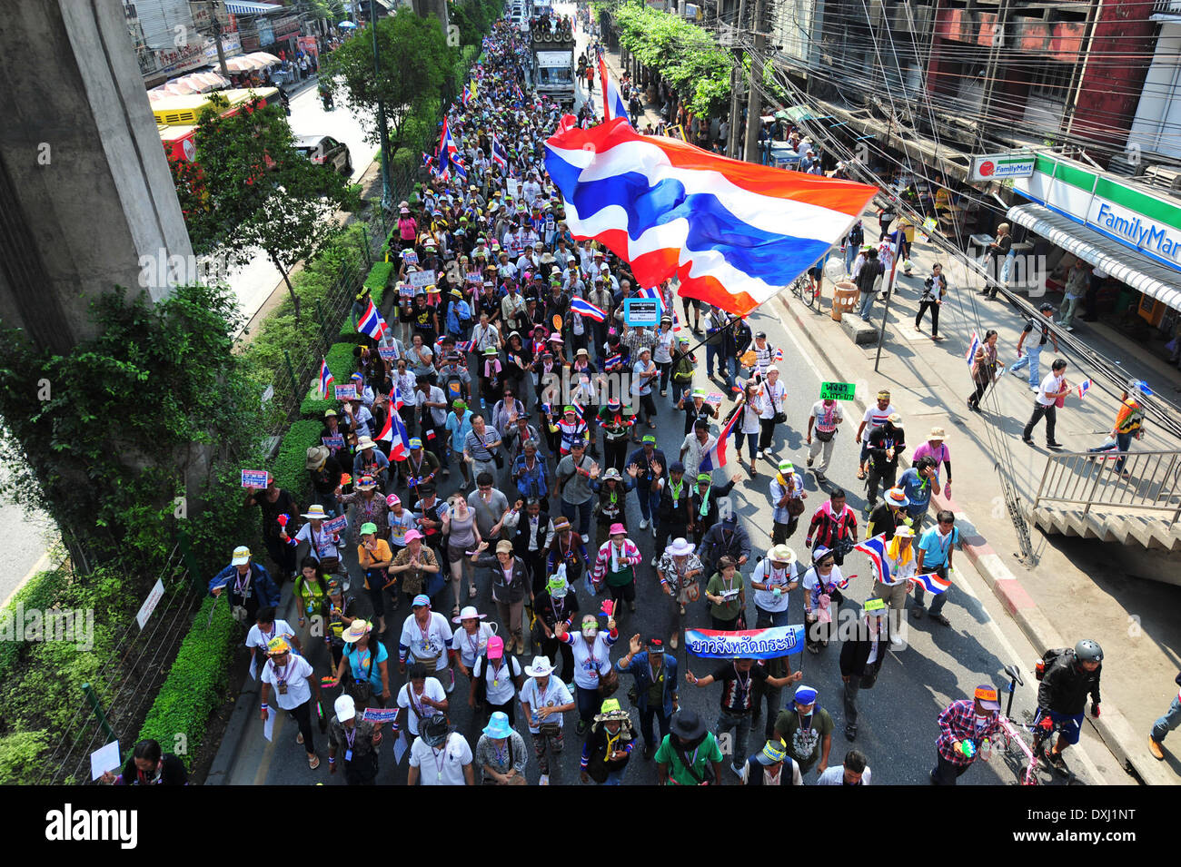 Bangkok, Thailand. 27th Mar, 2014. Anti-government supporters march through streets in Bangkok, Thailand, March 27, 2014. People's Democratic Reform Committee protesters marched in Bangkok for the fourth day to invite Bangkok people to join their mass rally on Saturday. Credit:  Rachen Sageamsak/Xinhua/Alamy Live News Stock Photo