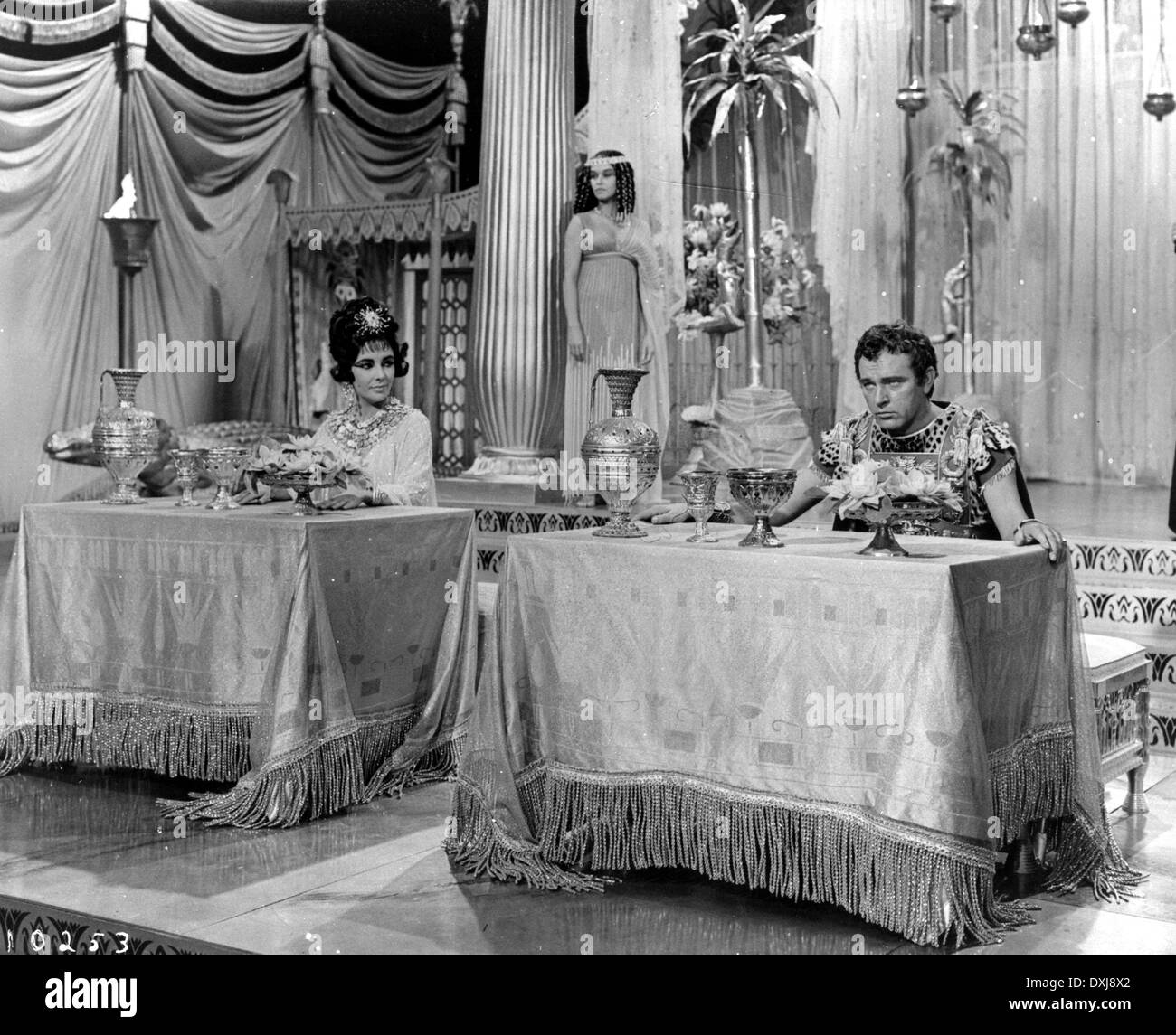 Elizabeth taylor as cleopatra Black and White Stock Photos & Images - Alamy