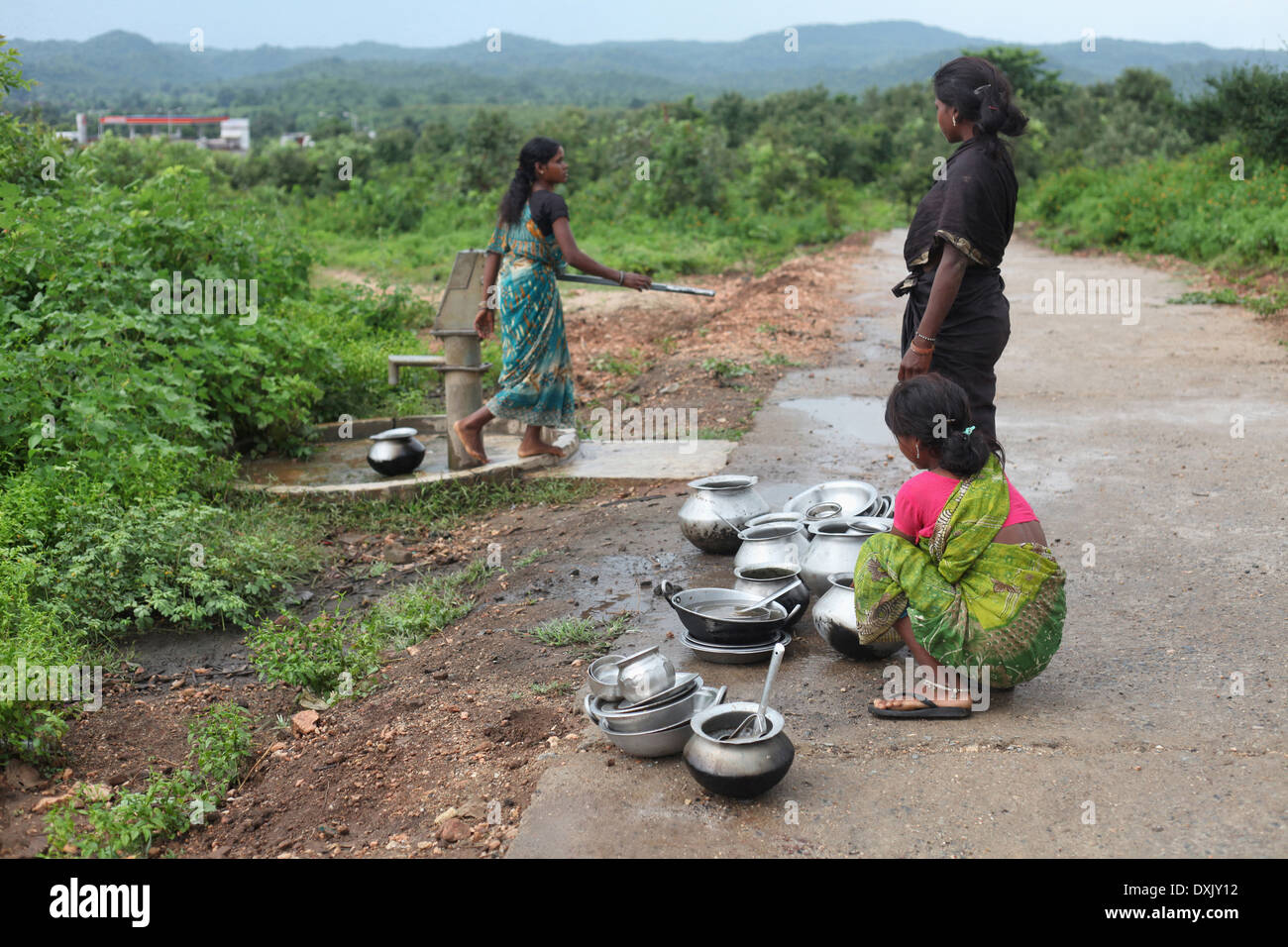 Tribal women cleaning utensils. Birhor tribe. Keredari village and block, District Hazaribagh, Jharkhand, India Stock Photo