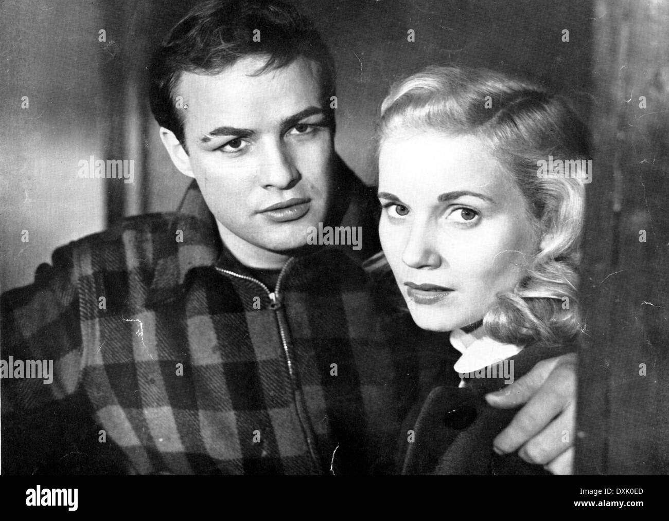 ON THE WATERFRONT (US1954) MARLON BRANDO AND EVA MARIE SAINT Stock Photo