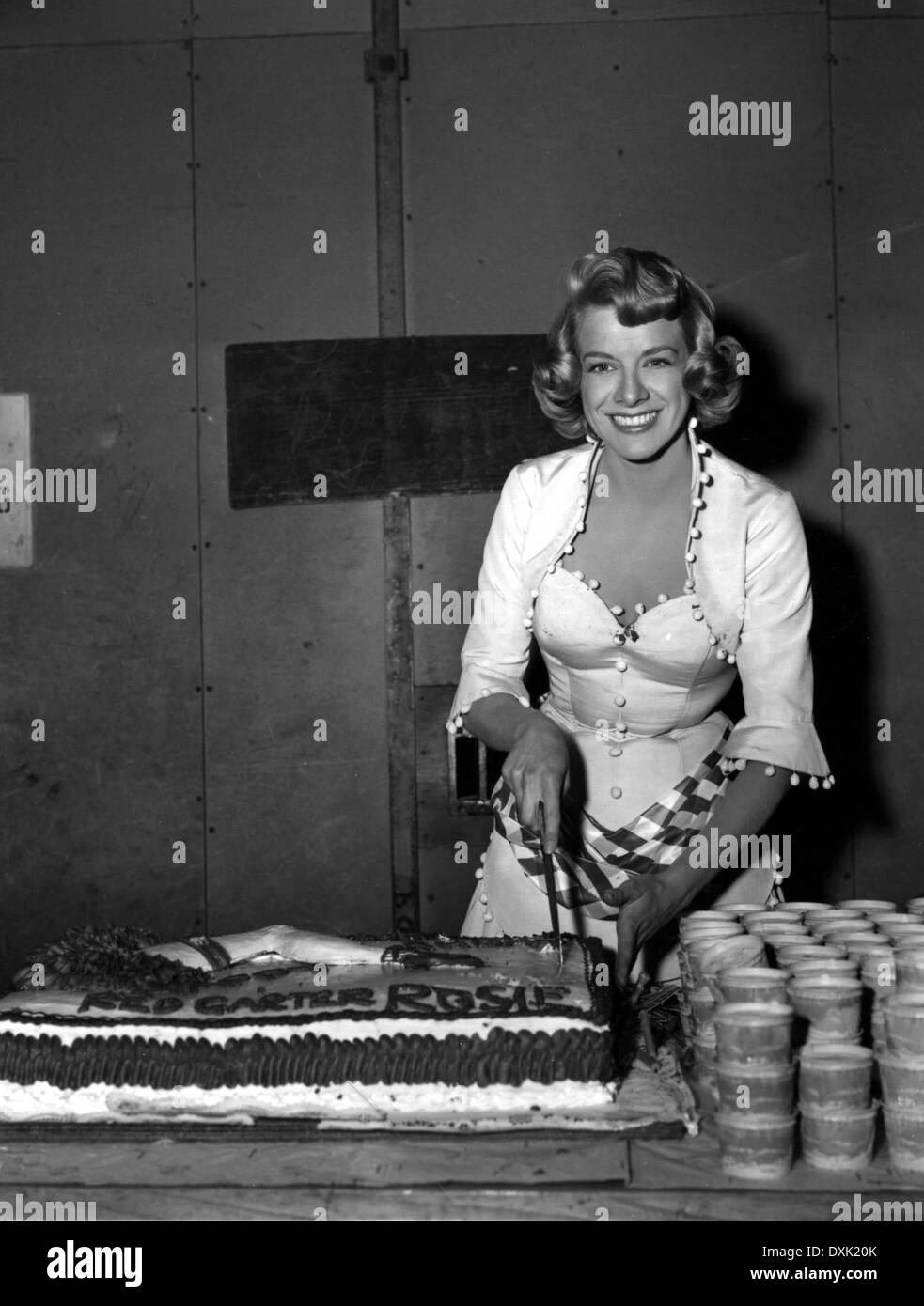 RED GARTER (US1953) ROSEMARY CLOONEY CUTTING THE CAKE PRESEN Stock Photo