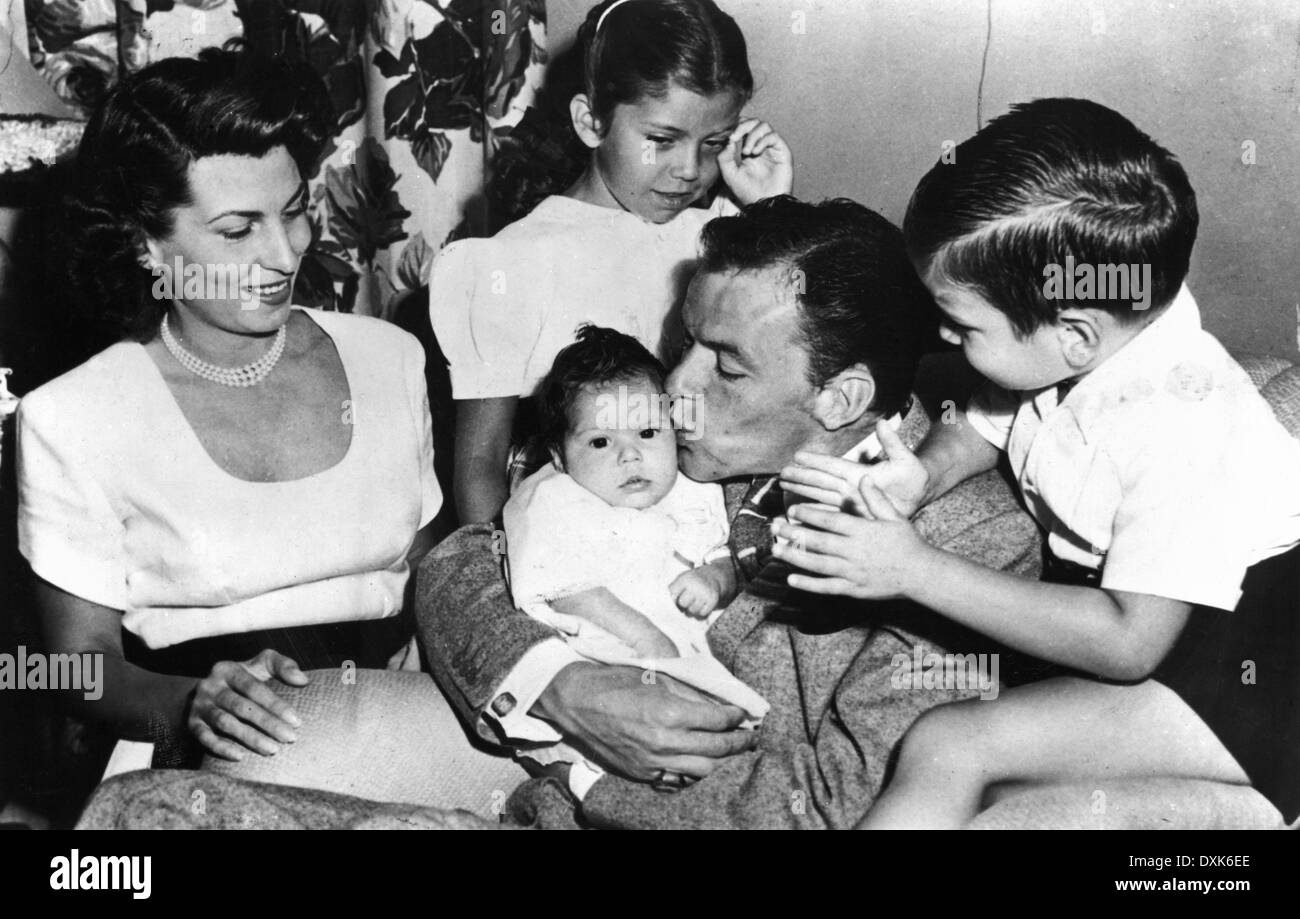 Frank Sinatra, his first wife, Nancy Barbato and their 3 chi Stock Photo