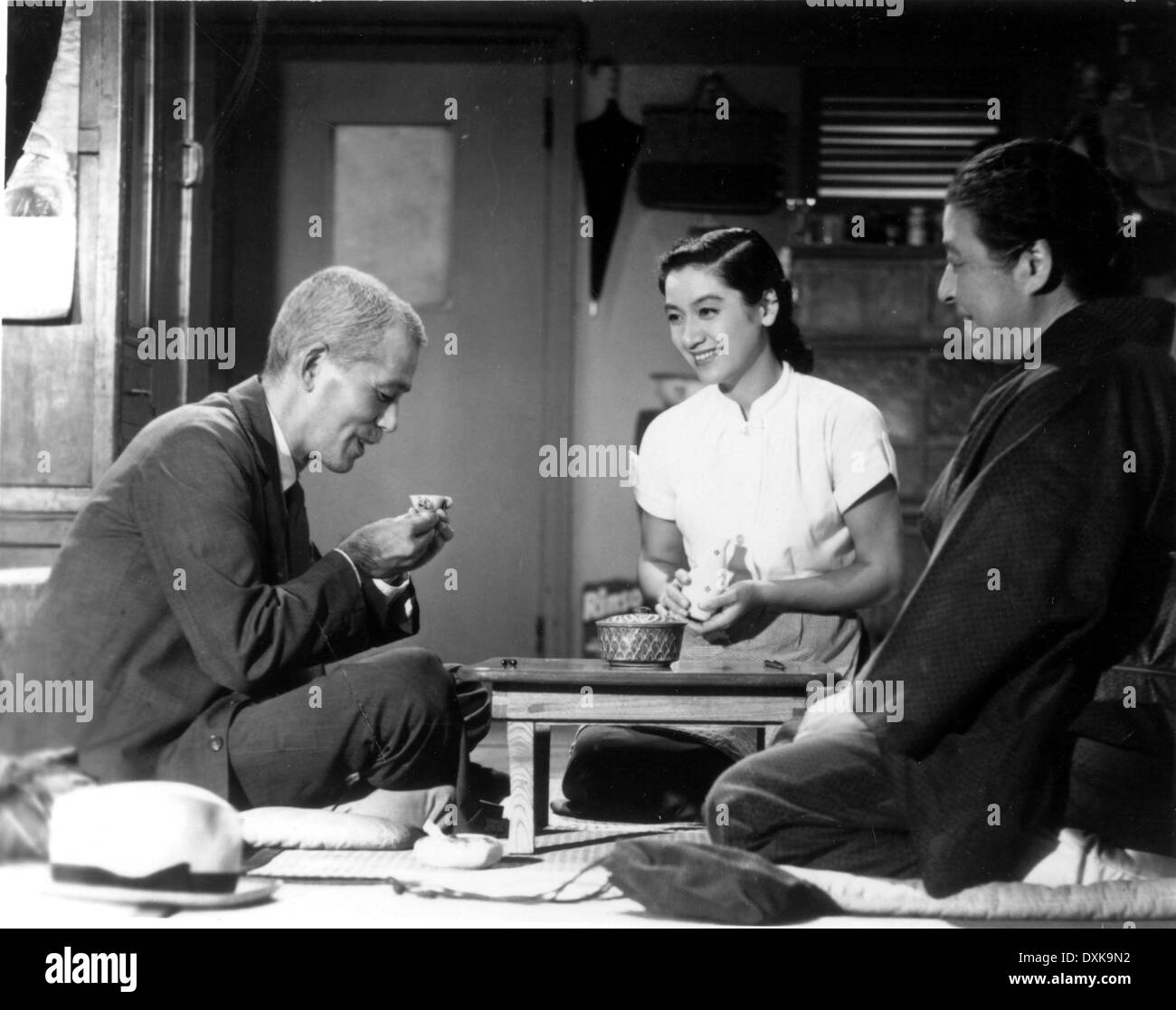 TOKYO STORY (JAP 1953) CHISHU RYU, SETSUKO HARA, CHIEKO HIGA Stock Photo