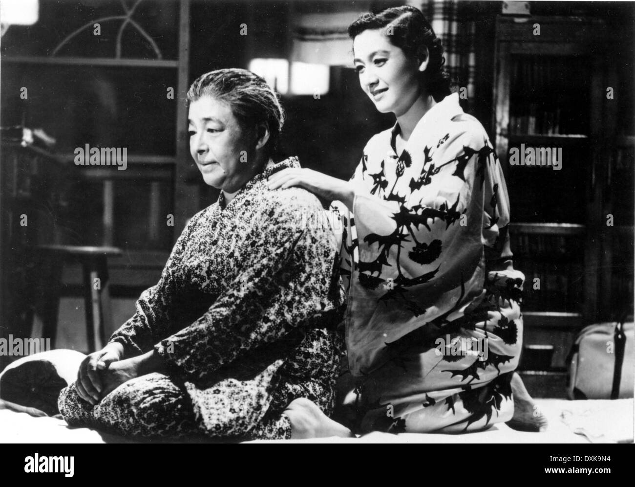 TOKYO STORY (JAP 1953) CHIEKO HIGASHIYAMA, SETSUKO HARA Stock Photo