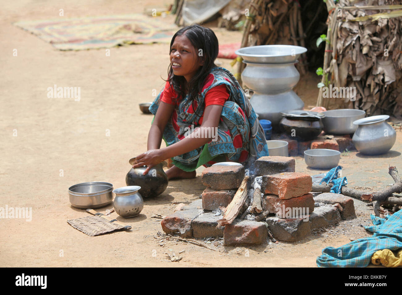 Tribal women cleaning utensils. Keredari village and block, District Hazaribaug, Jharkhand, India Stock Photo