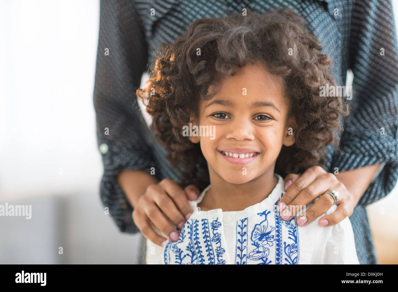 Smiling african american girl hi-res stock photography and images - Alamy