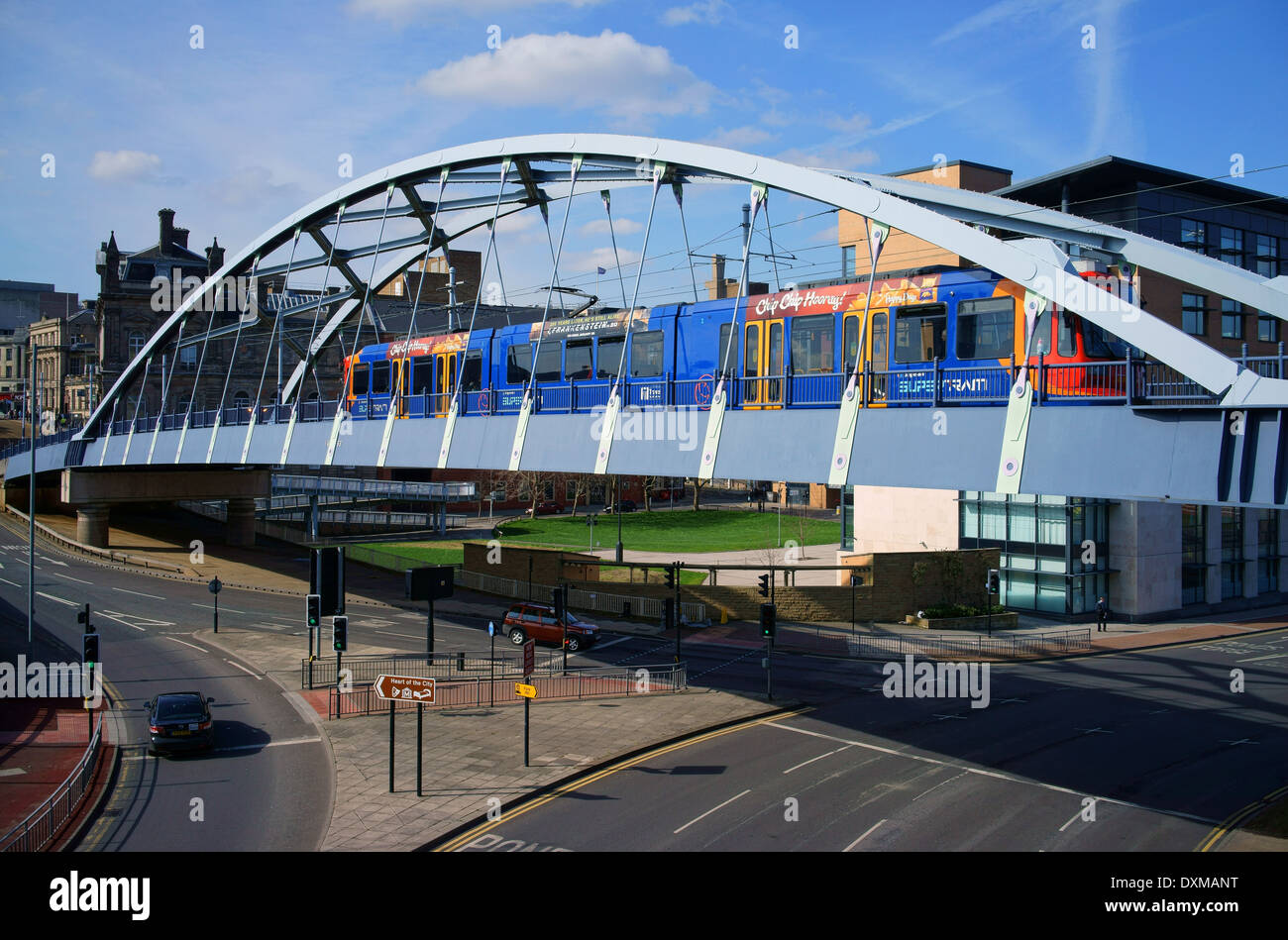 UK,South Yorkshire,Sheffield,Supertram crosses Park Square Bridge Stock Photo