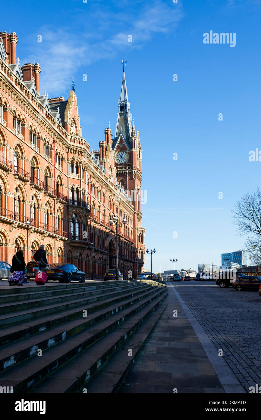 Renaissance Hotel St Pancras London on a sunny day; two women head toward St Pancras/Kings Cross station. Stock Photo