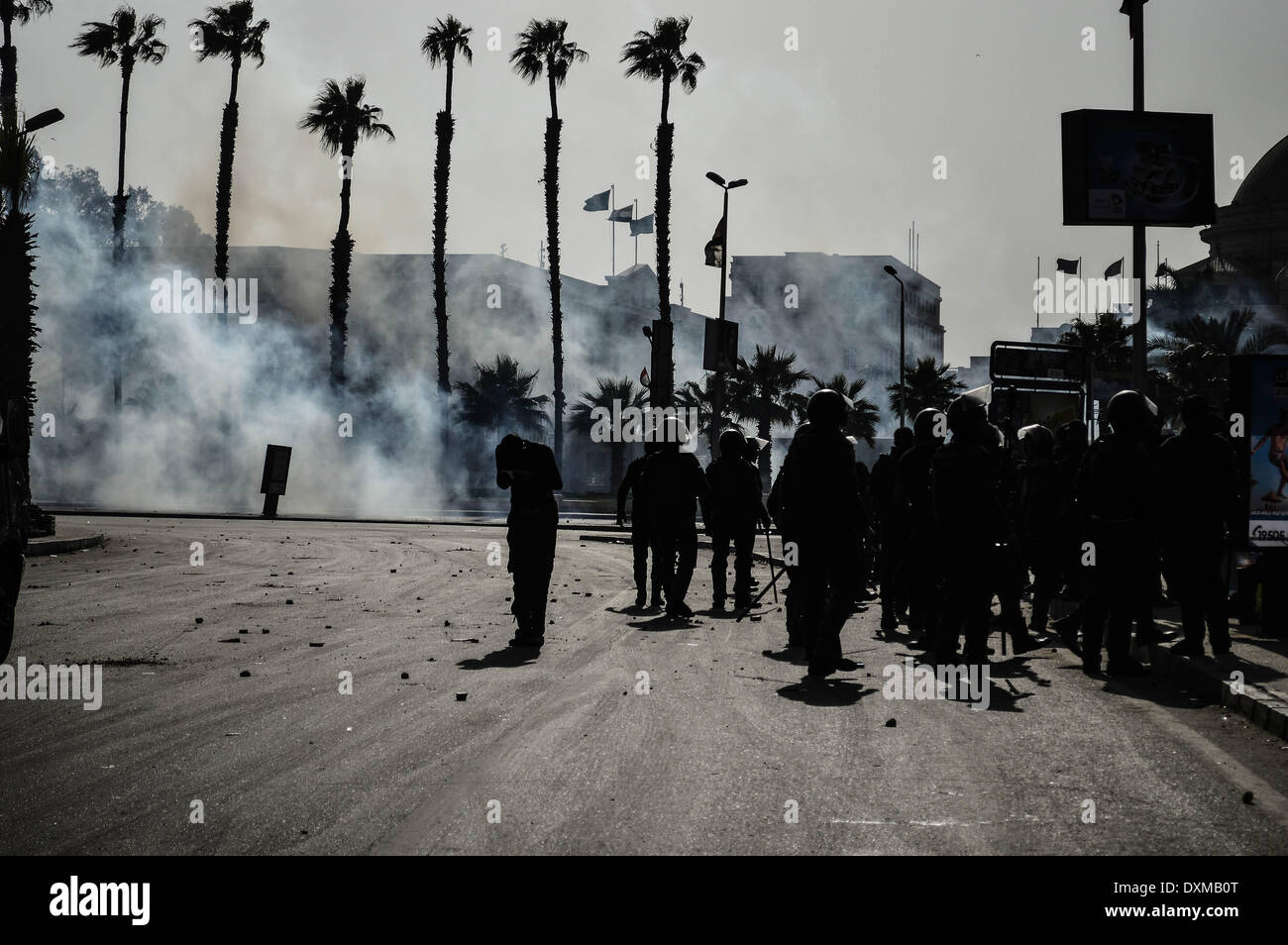 Cairo, Egypt. 26th Mar, 2014. Cairo university students clash with riot police in front of the university. The police fired tear gas and students threw stones and fireworks .a 17 years old boy was shot in his head, Cairo, Egypt, on March 26, 2014. © Mahmoud Shahin/NurPhoto/ZUMAPRESS.com/Alamy Live News Stock Photo