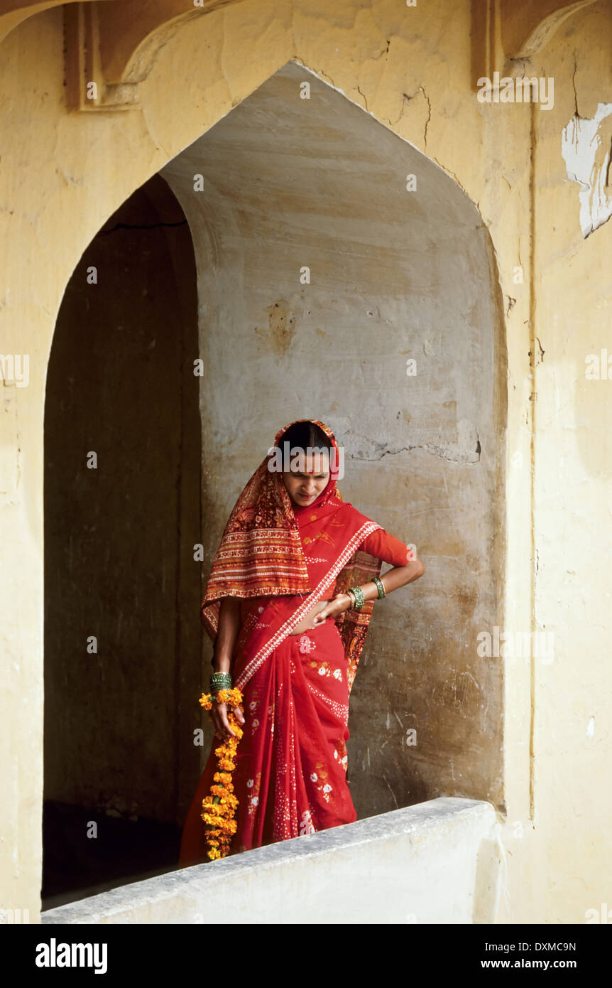 Indian woman sari hi-res stock photography and images - Alamy