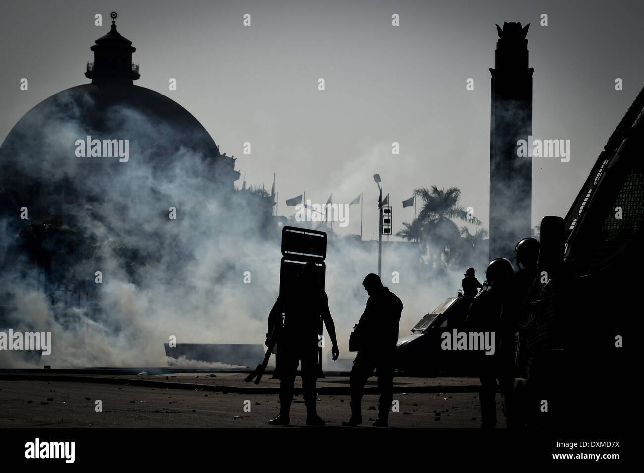 Cairo, Egypt. 26th Mar, 2014. Cairo university students clash with riot police in front of the university. The police fired tear gas and students threw stones and fireworks .a 17 years old boy was shot in his head, Cairo, Egypt, on March 26, 2014. © Mahmoud Shahin/NurPhoto/ZUMAPRESS.com/Alamy Live News Stock Photo