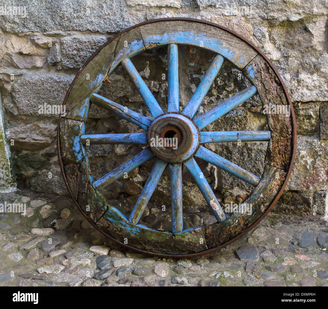 wooden cart wheel Stock Photo - Alamy