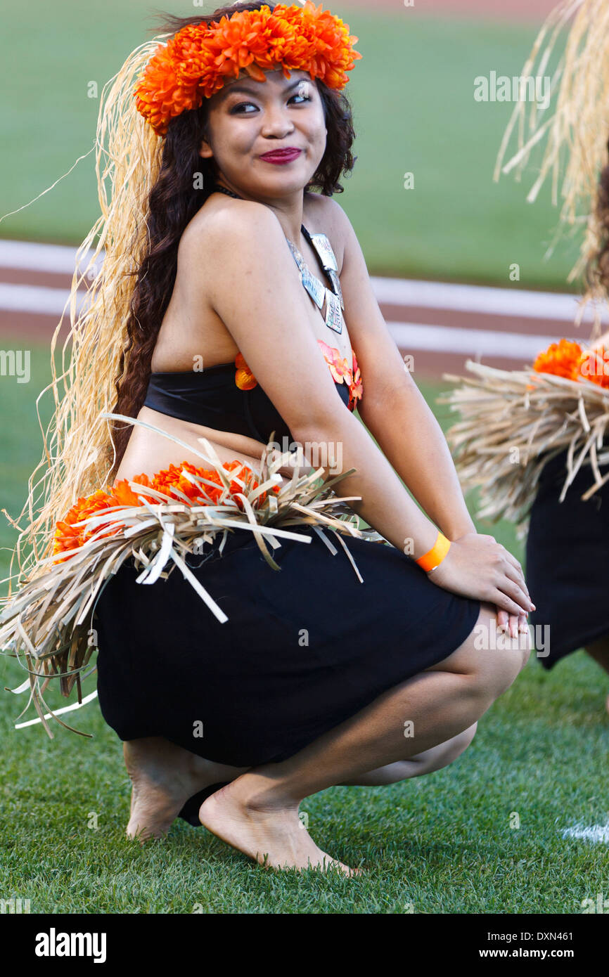 Polynesian Tahitian girl in grass skirt , Stock Video