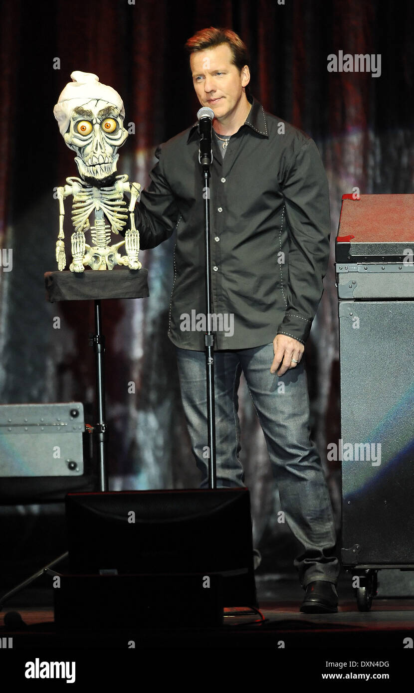 Ventriloquist celebrity hires stock photography and images Alamy