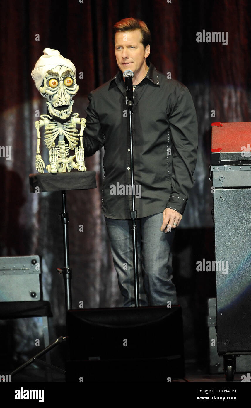 Ventriloquist celebrity hires stock photography and images Alamy