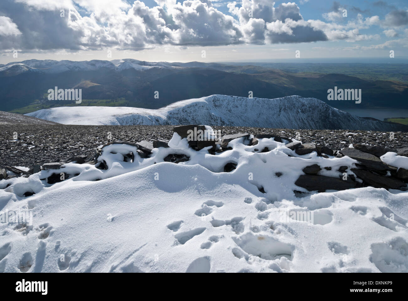 View from the snow-filled wind shelter on Skiddaw towards Longside Edge and Bassenthwaite. Stock Photo