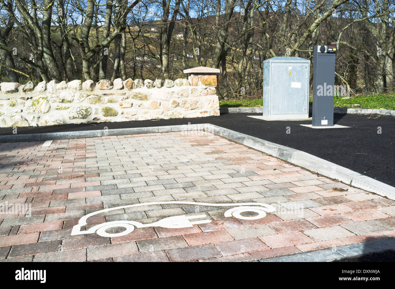 dh Electric Car park ELECTRICITY UK Car power point parking bay Helmsdale Highlands Scotland charging station lot charge logo vehicle icon Stock Photo