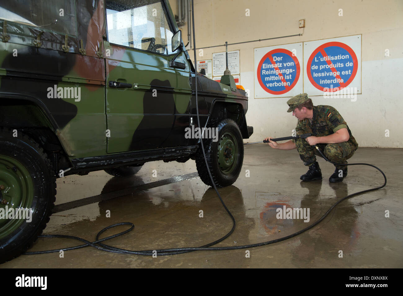 Muellheim, Germany, soldier washes a Jeep in the Robert Schuhmann Barracks Stock Photo