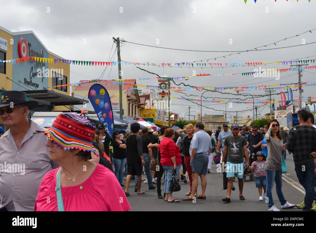 Stanthorpe Apple & Grape Harvest Festival 2014, crowd of people watching the parade and browsing
