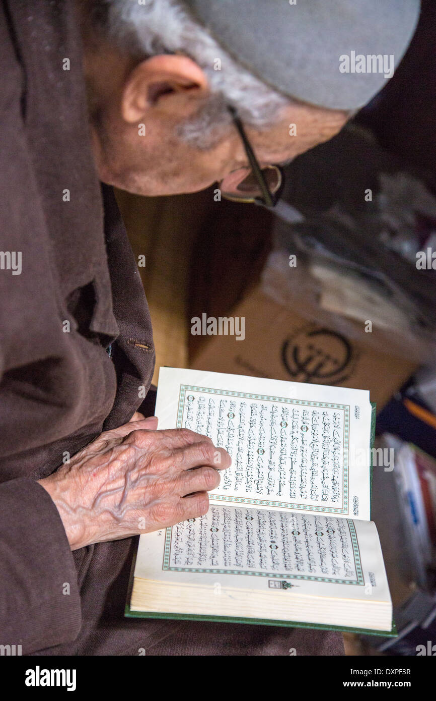 Eldery Muslim man reading the Quran Kairouan, Tunisia Stock Photo