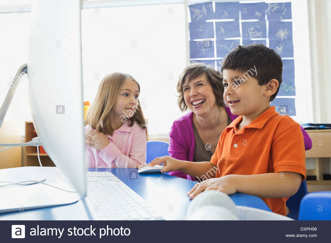 Children using computer school hi-res stock photography and images - Alamy