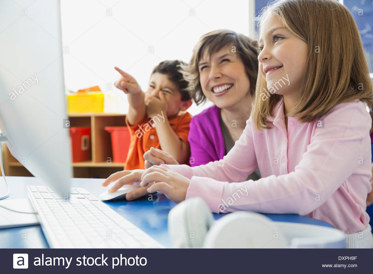 Computer class teacher children hi-res stock photography and images - Alamy