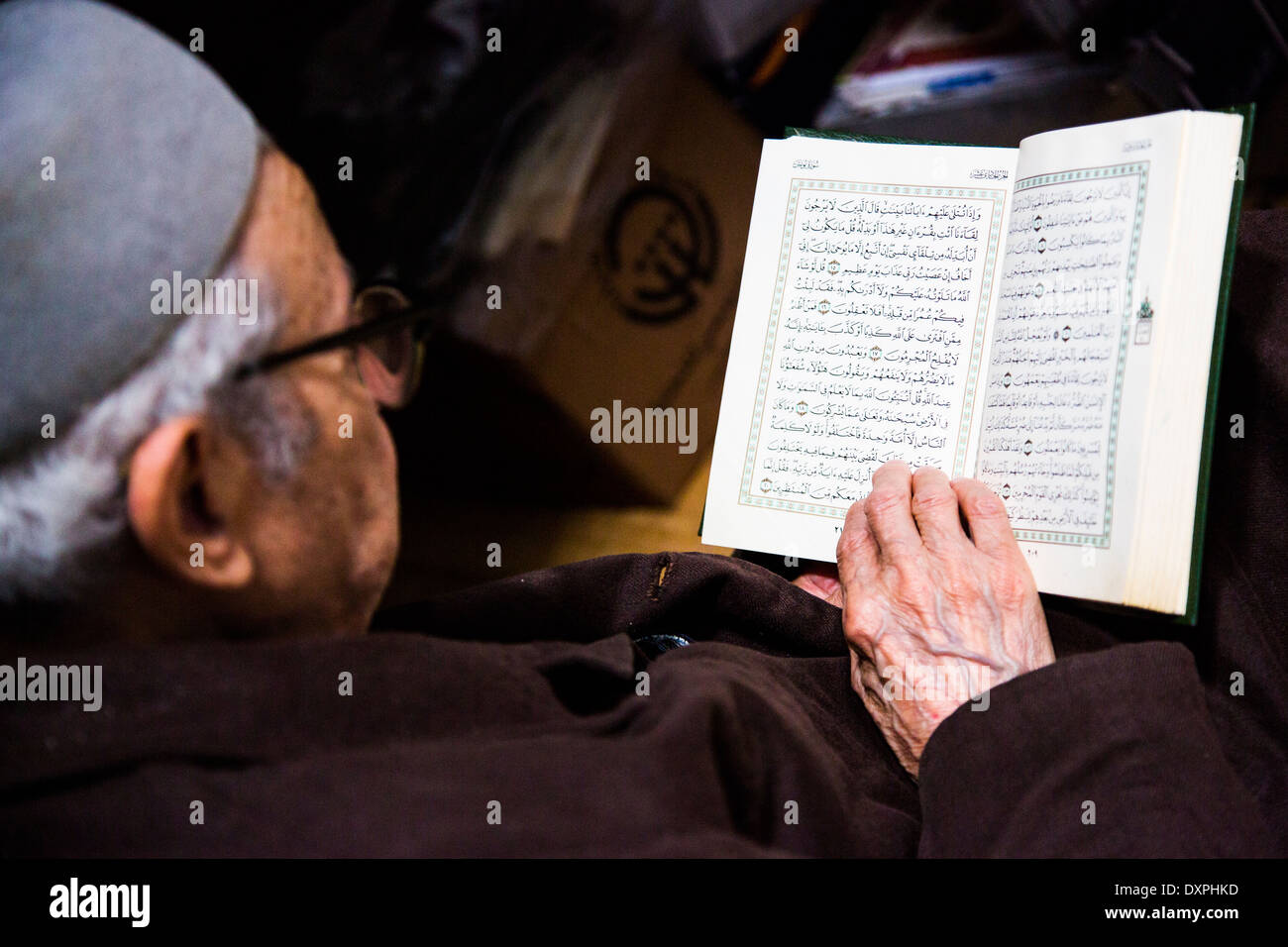 Eldery Muslim man reading the Quran Kairouan, Tunisia Stock Photo