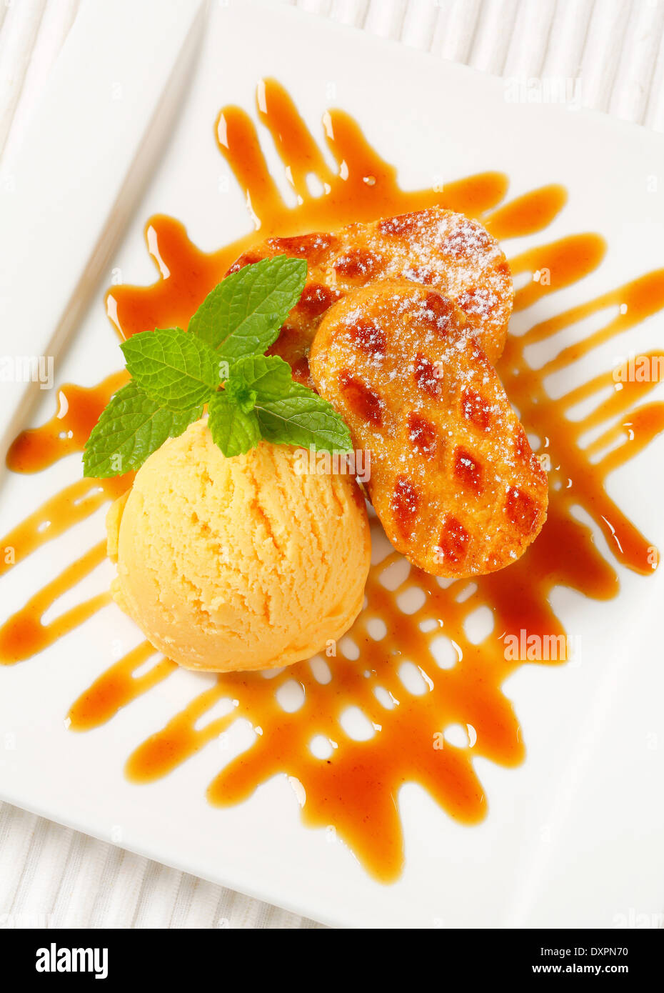 Small Dutch cakes (Roomboter kano's) with ice cream and sweet drizzle sauce Stock Photo