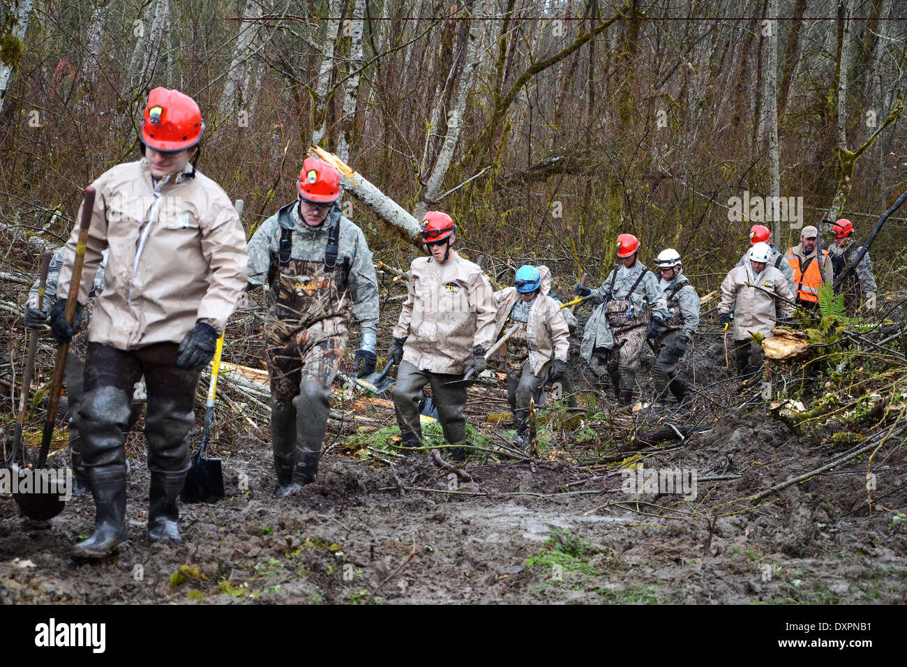 Oso, Washington, USA . 28th Mar, 2014. Rescue workers continue efforts to locate victims of a massive landslide that killed at least 28 people and destroyed a small riverside village in northwestern Washington state March 28, 2014 in Oso, Washington. Credit:  Planetpix/Alamy Live News Stock Photo