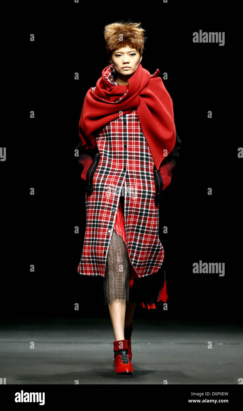 Beijing, China. 29th Mar, 2014. A model presents a creation during the South Korean Fashion Designer Joint Collection of the 2014 China Fashion Week, in Beijing, capital of China, March 29, 2014. Credit:  Chen Jianli/Xinhua/Alamy Live News Stock Photo