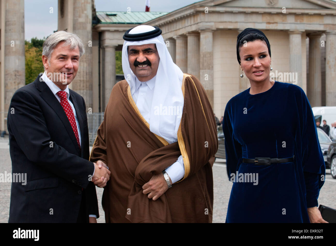 Berlin Major Klaus Wowereit (C), accompanies the Emir of Qatar, Hamad bin Khalifa Al Thani (L), and his wife Mozah Binti Nasser Stock Photo