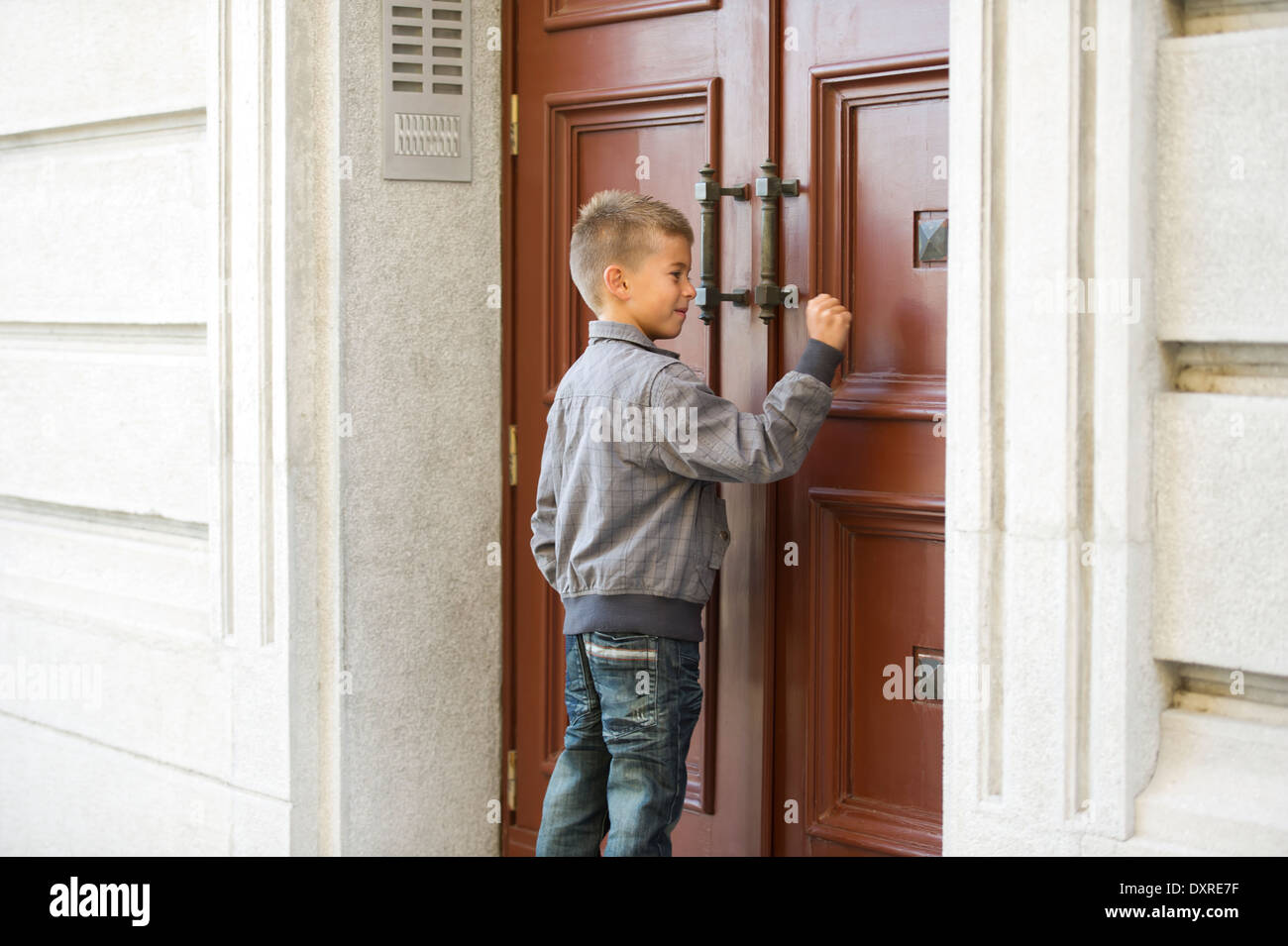 Женщина в дверях дома. Девушка подслушивает у двери. Человек стоит в углу. Девушка в платье. Она стоит у входа.