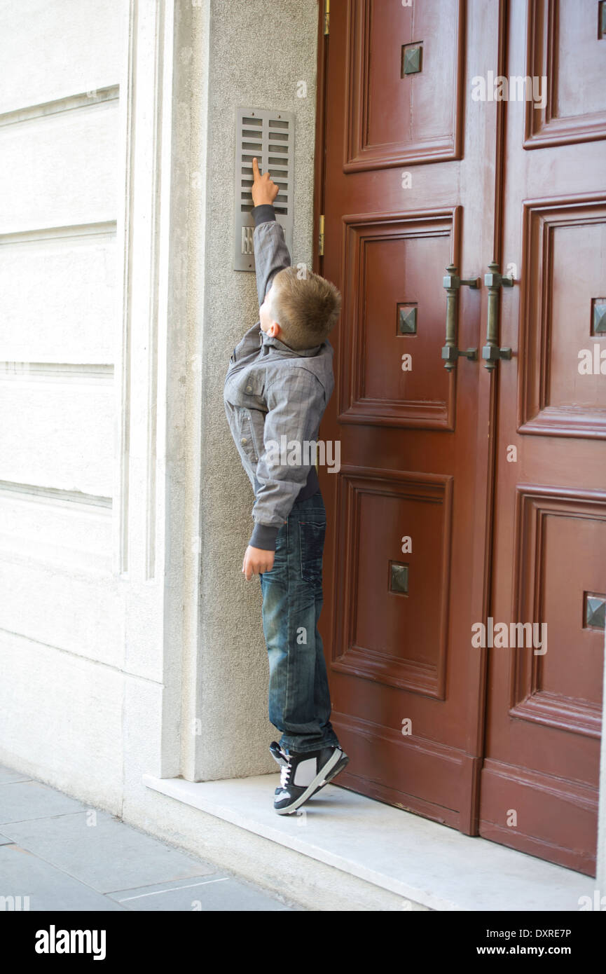 Дети стучат в дверь. Мальчик у двери. Мальчик звонит в дверь. Ребенок звонит в дверь. Звонок в дверь мальчик.