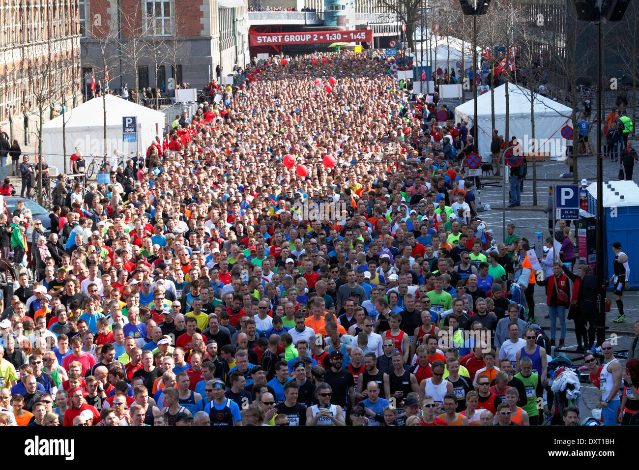 Crowd of up to 30,000 runners waiting to start in the World Half ...