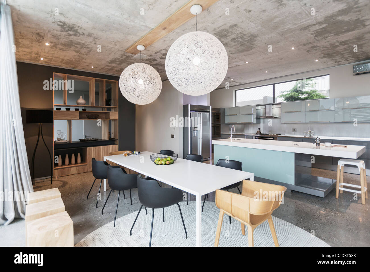 Modern dining room and kitchen Stock Photo - Alamy