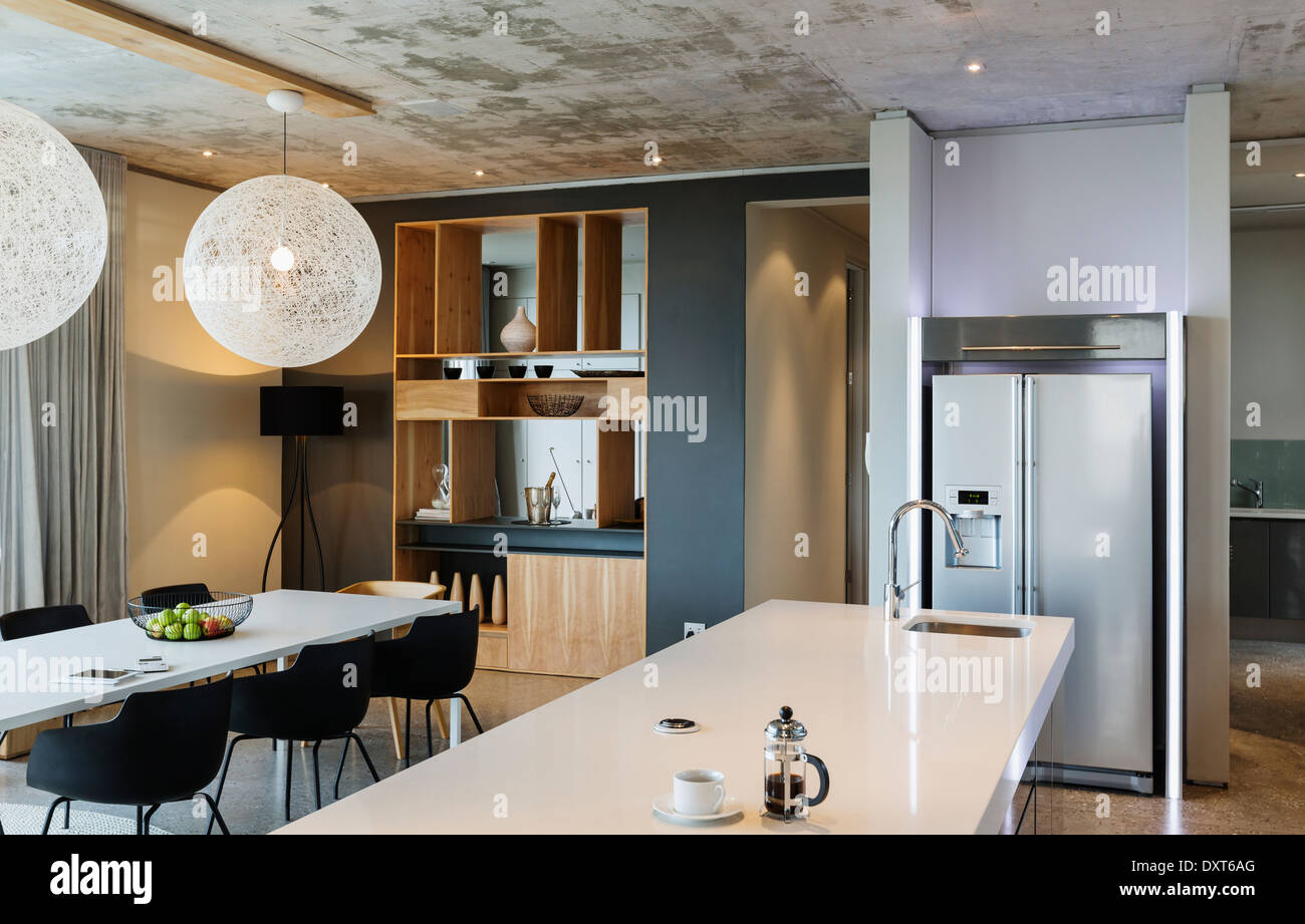 Modern dining room and kitchen Stock Photo - Alamy