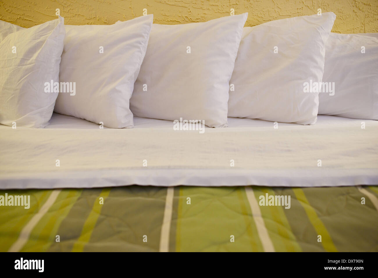 https://c8.alamy.com/comp/DXT90N/king-size-bed-and-five-pillows-closeup-household-photo-collection-DXT90N.jpg