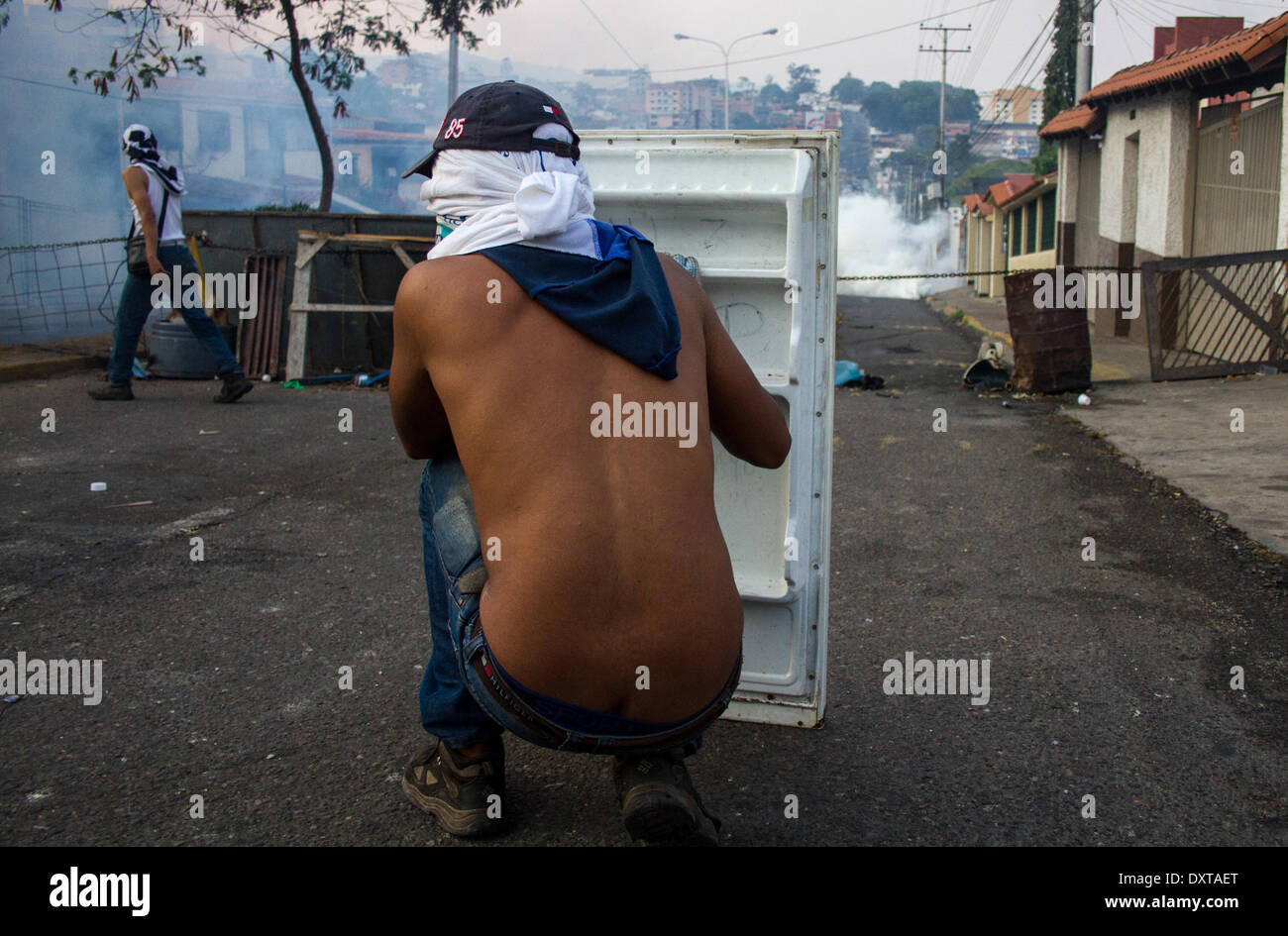 Tachira, Venezuela. 30th Mar, 2014. Demonstrators clash with elements of the Bolivarian National Guard during a protest in Tachira, Venezuela, on March 30, 2014. © Manuel Hernandez/Xinhua/Alamy Live News Stock Photo
