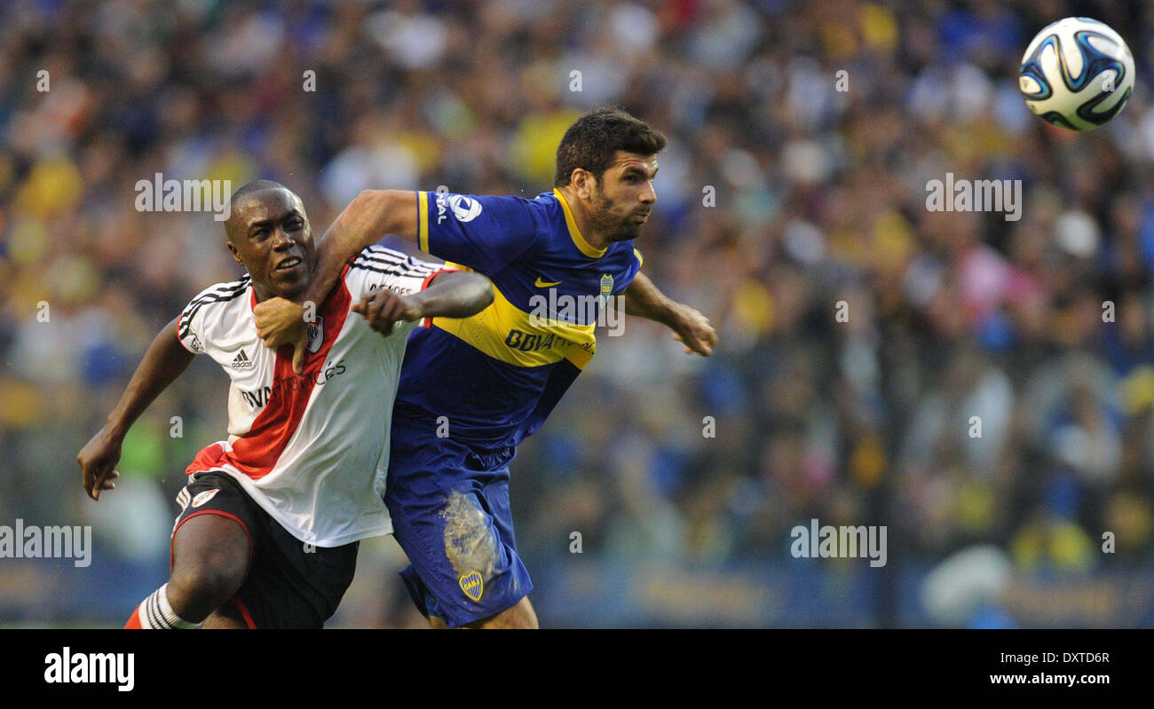 Buenos Aires, Argentina. 30th Mar, 2014. Boca Juniors' Emmanuel Gigliotti (R) vies for the ball with Eder Balanta of River Plate during the match between Boca Juniors and River Plate in Buenos Aires, Argentina, on March 30, 2014. Credit:  Juan Roleri/TELAM/Xinhua/Alamy Live News Stock Photo