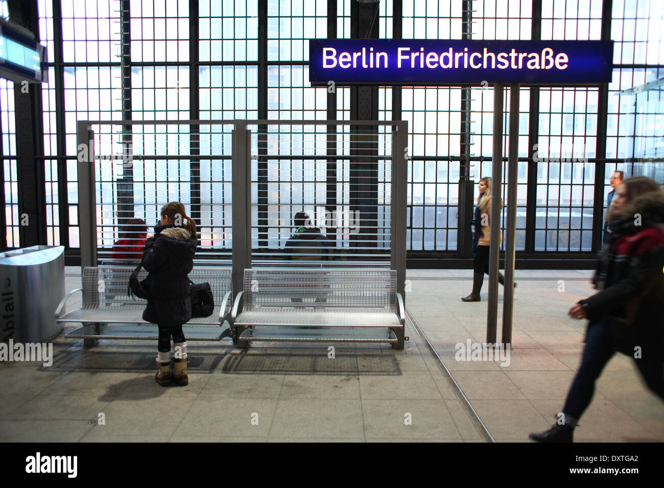 Menschen gehen am 01.02. 2014 auf einem Bahnsteig am S-Bahnhof Friedrichstraße in Berlin. Die S-Bahn in Berlin wird von der deutschen Bahn betrieben. Der Bahnhof an der Friedrichstraße ist einer der wichtigsten Verkehrsknotenpunkte im Verkehr in Berlin. Hier halten auch viele U-Bahnen und Nahverkehrszüge. Foto: Wolfram Steinberg dpa Stock Photo