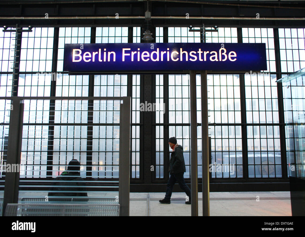 Ein Mann geht am 01.02. 2014 auf einem Bahnsteig am S-Bahnhof Friedrichstraße in Berlin. Die S-Bahn in Berlin wird von der deutschen Bahn betrieben. Der Bahnhof an der Friedrichstraße ist einer der wichtigsten Verkehrsknotenpunkte im Verkehr in Berlin. Hier halten auch viele U-Bahnen und Nahverkehrszüge. Foto: Wolfram Steinberg dpa Stock Photo