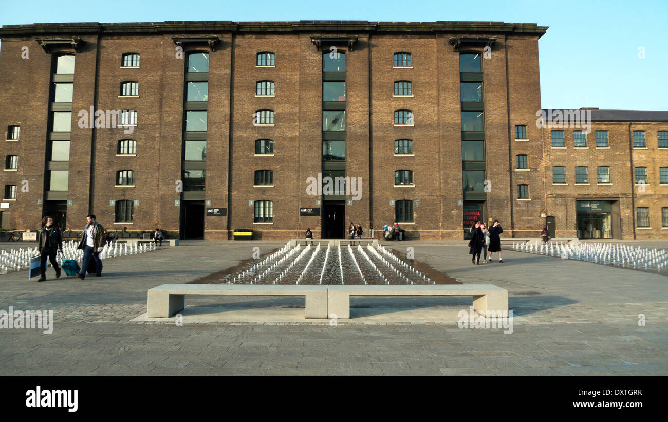 UAL Central St Martins CSM University of the Arts & fountain, Granary Square, Kings Cross London N1  England UK KATHY DEWITT Stock Photo