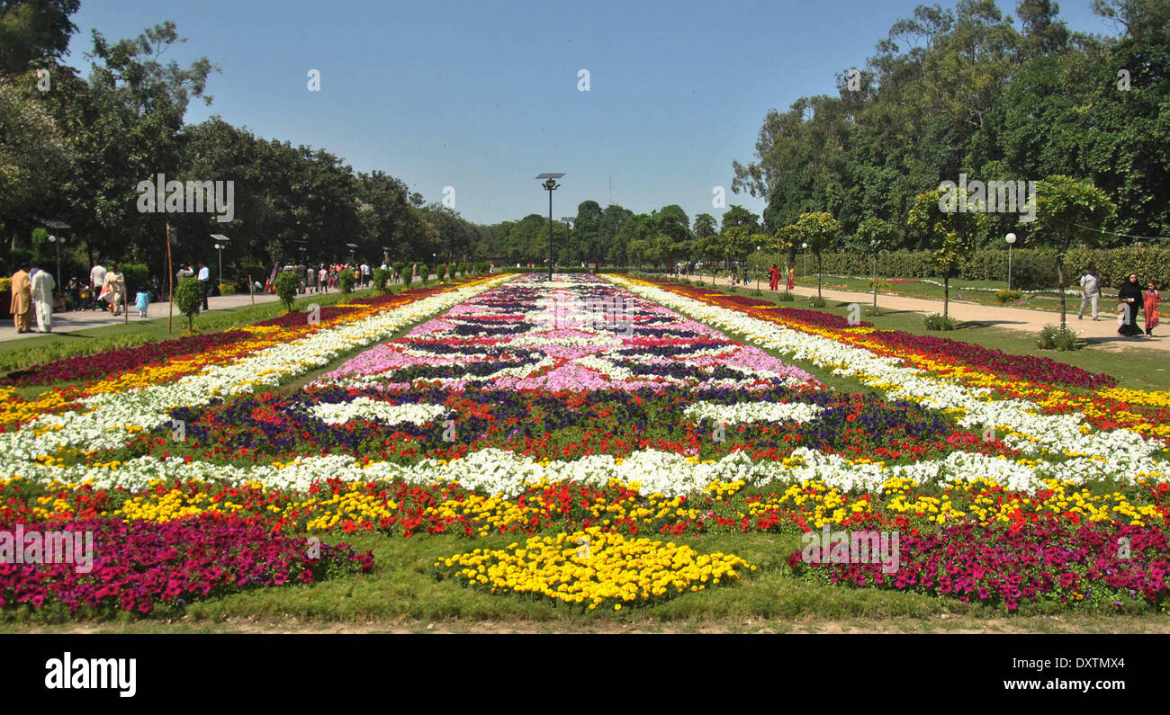 Lahore. 31st Mar, 2014. People visit a spring flower show in eastern