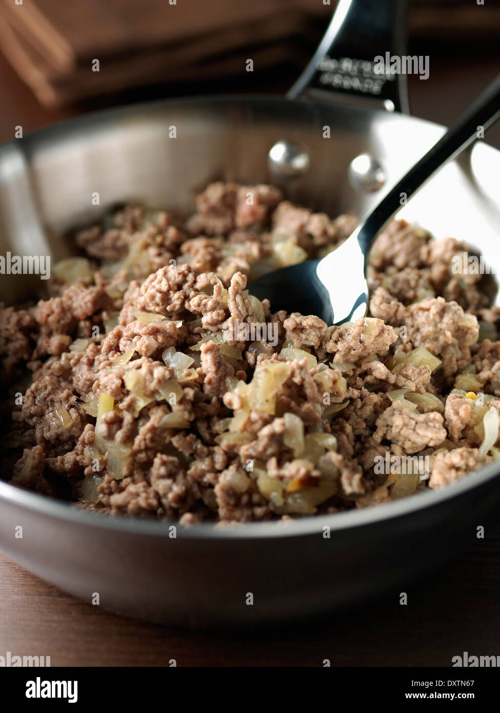 Mixing the minced meat and the onions for the Chinese patés Stock Photo