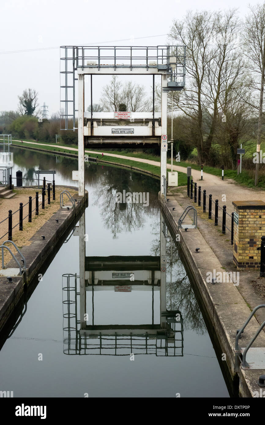 Guillotine gate reflection Baits Bite Lock River Cam Stock Photo Alamy
