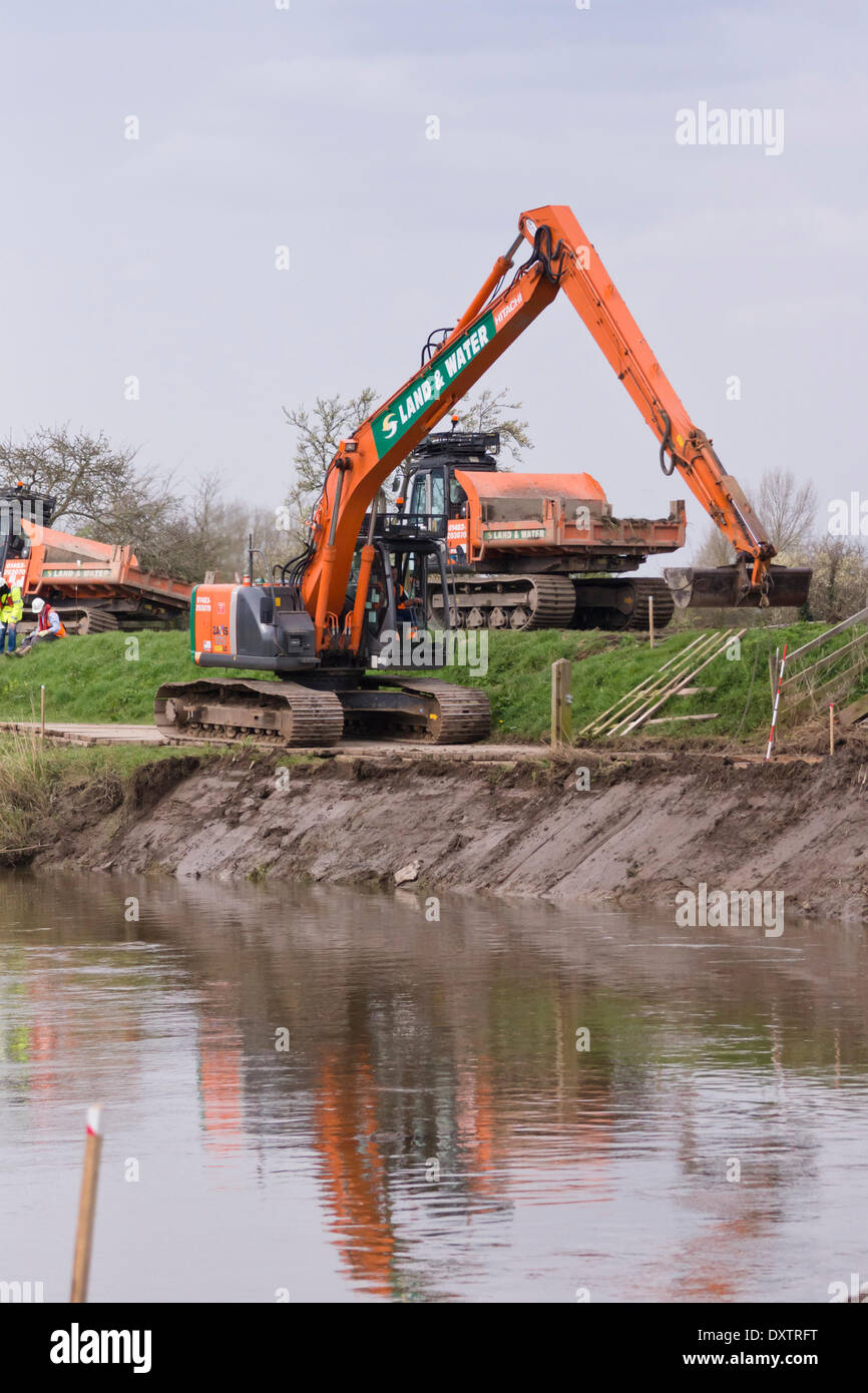 Burrowbridge, UK. 31st Mar, 2014. Work has commenced on the dredging of the River Parrett as part of a 20 year plan to alleviate the risk of flooding on the Somerset Levels. Contractors are shown operating long reach machinery just north of Burrowbridge to clear the banks ready for dredging to commence. Credit:  Mr Standfast/Alamy Live News Stock Photo